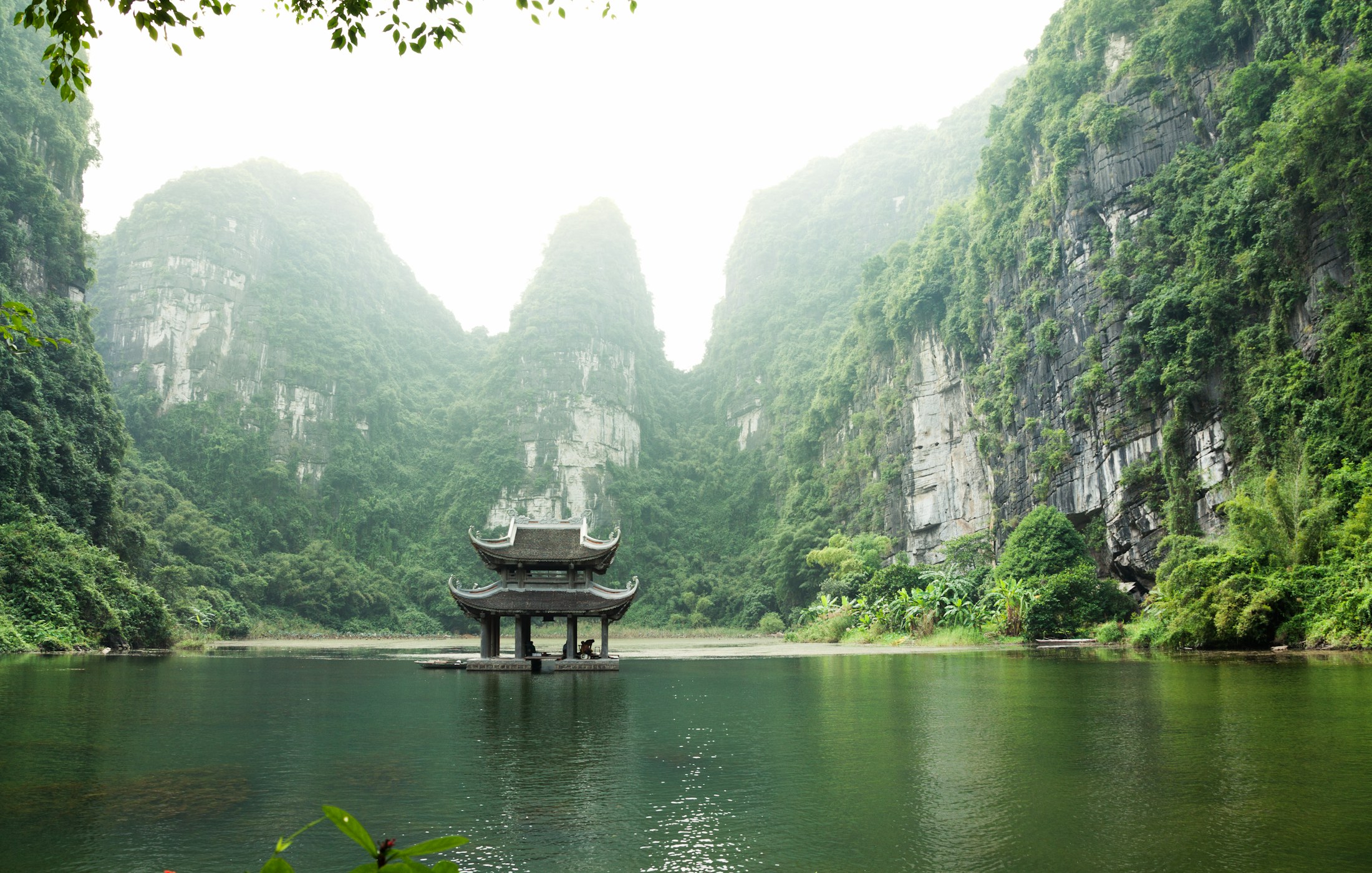 Cảnh núi đá vôi và dòng nước giữa thiên nhiên Việt Nam